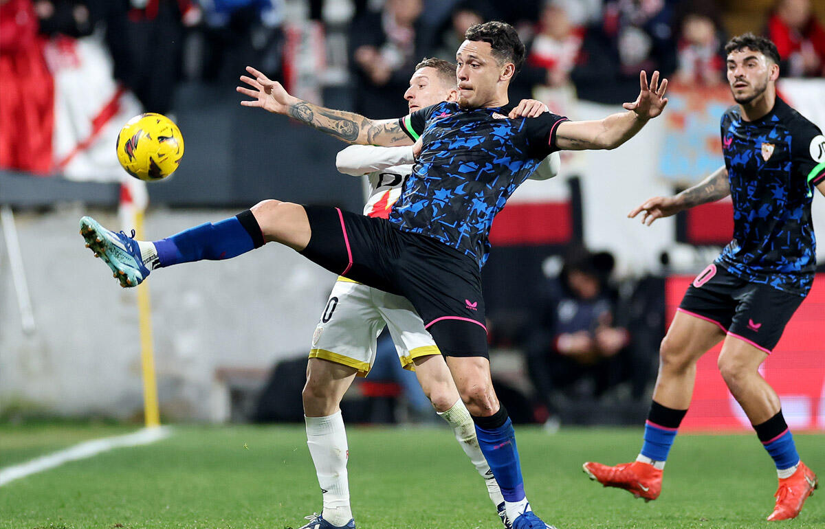 ファンに尻を触られたオカンポス