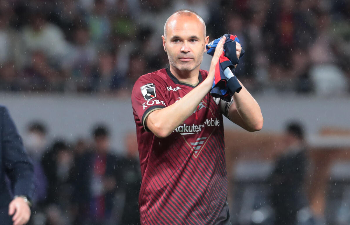 アンドレス・イニエスタがJ1優勝シャーレと記念撮影