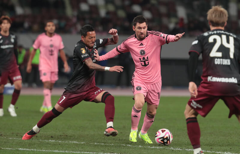 試合に先立ったキックインセレモニーでは元神戸のアンドレス・イニエスタの姿も。