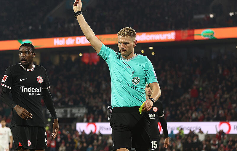 フットボール界にブルーカード導入？