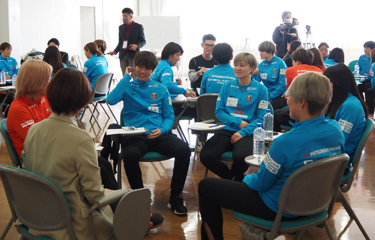 10年後の未来について討論を行う浦和Lの選手たち