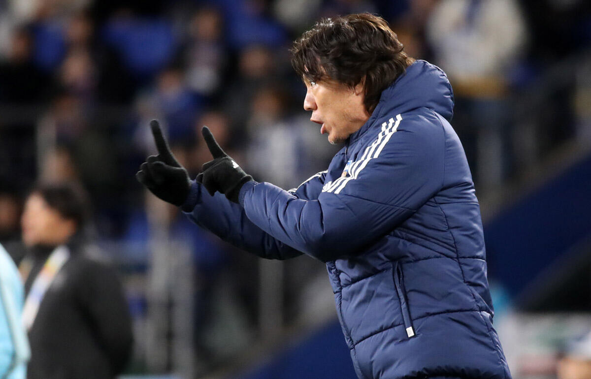 指示を伝える蔚山HDのホン・ミョンボ監督