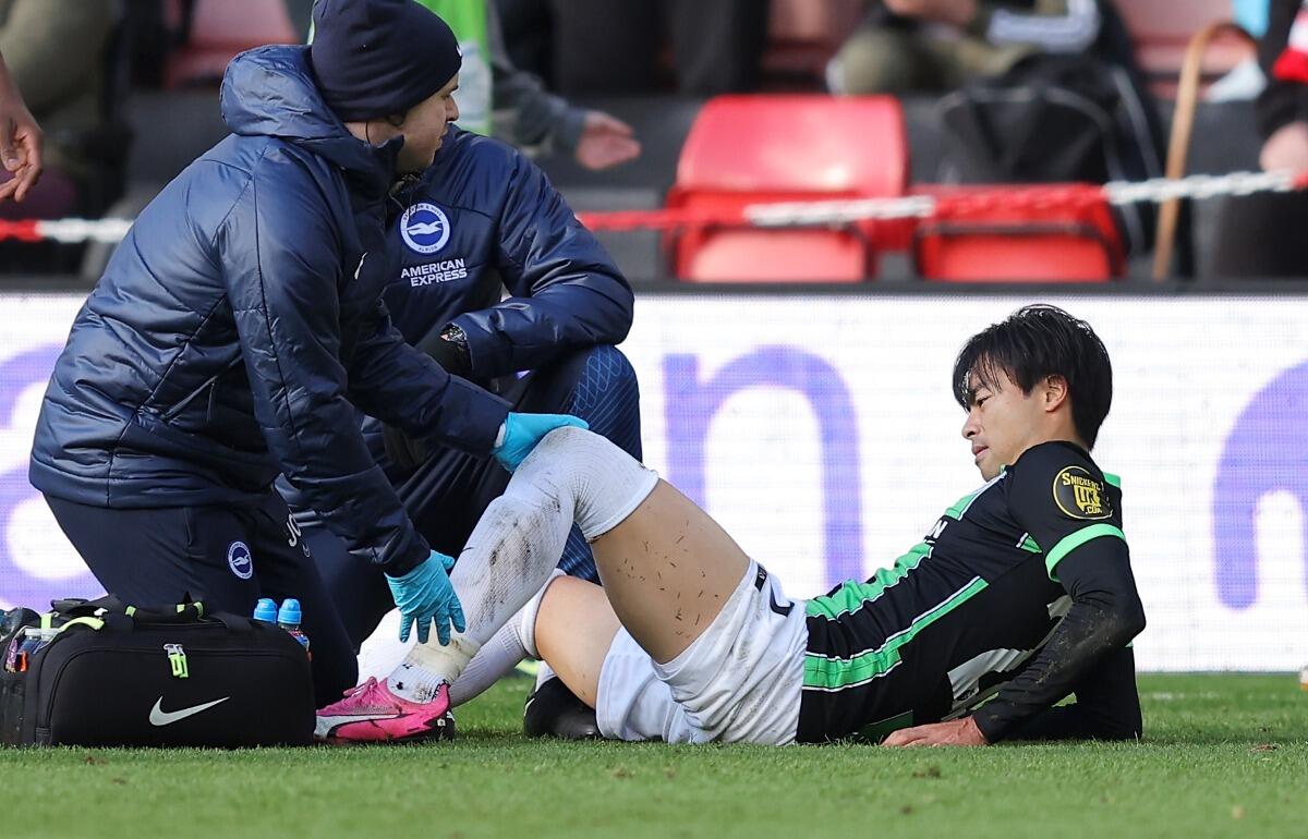 ファウルを受け痛むブライトン＆ホーヴ・アルビオンの日本代表MF三笘薫