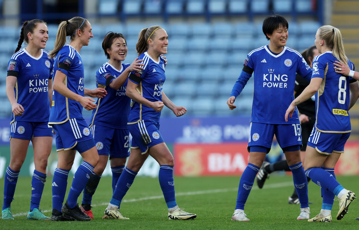 ゴールを喜ぶレスターの選手たち、籾木結花(左から3人目)と宝田沙織(同5人目)も