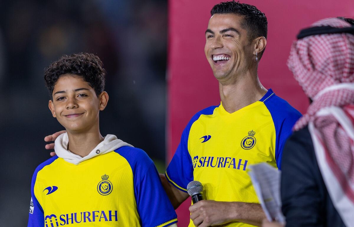 クリスティアーノ・ロナウド(右)と長男のロナウド・ジュニア(左)