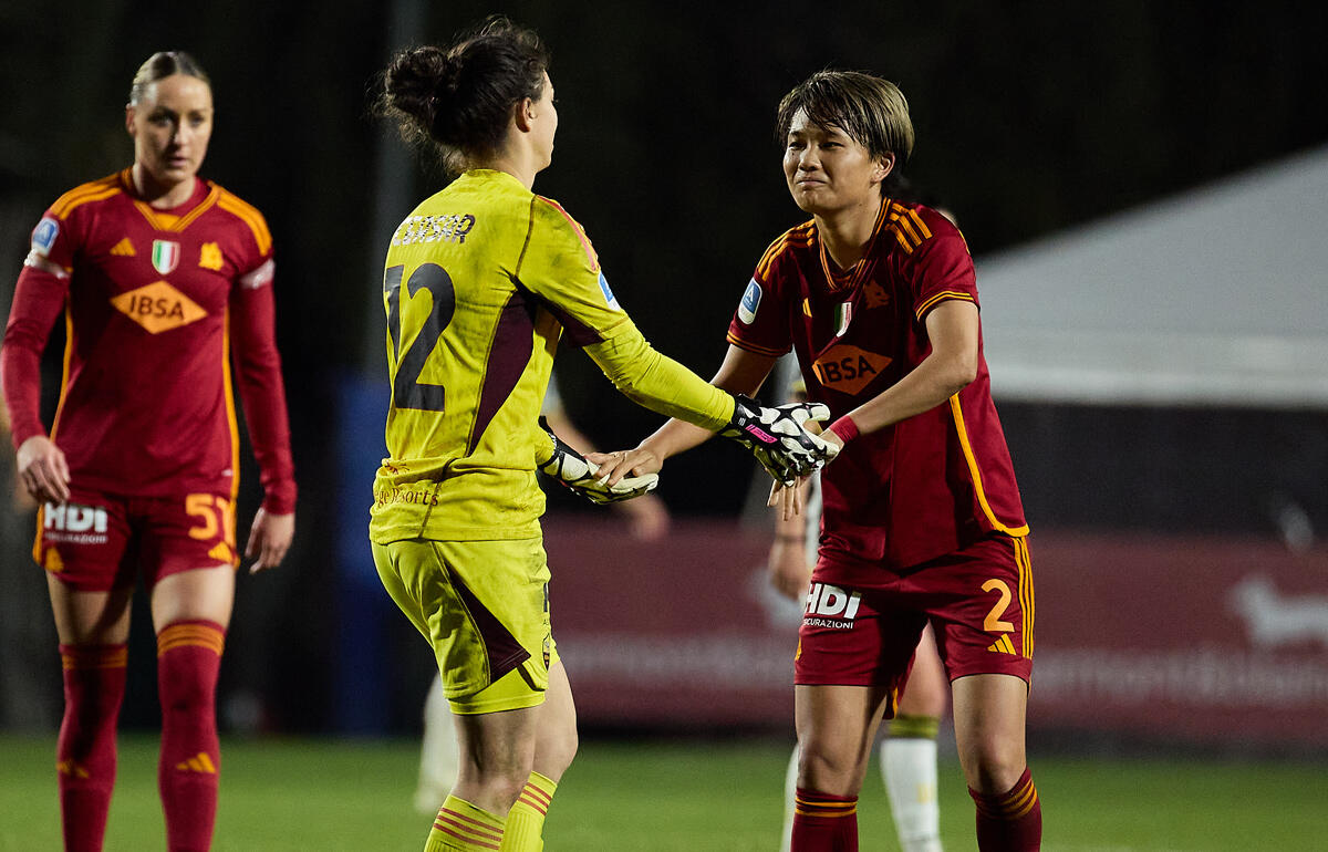 守護神と喜びを分かち合うローマのDF南萌華