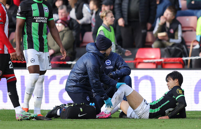 三笘薫は悪質なタックルを受けるもプレー続行