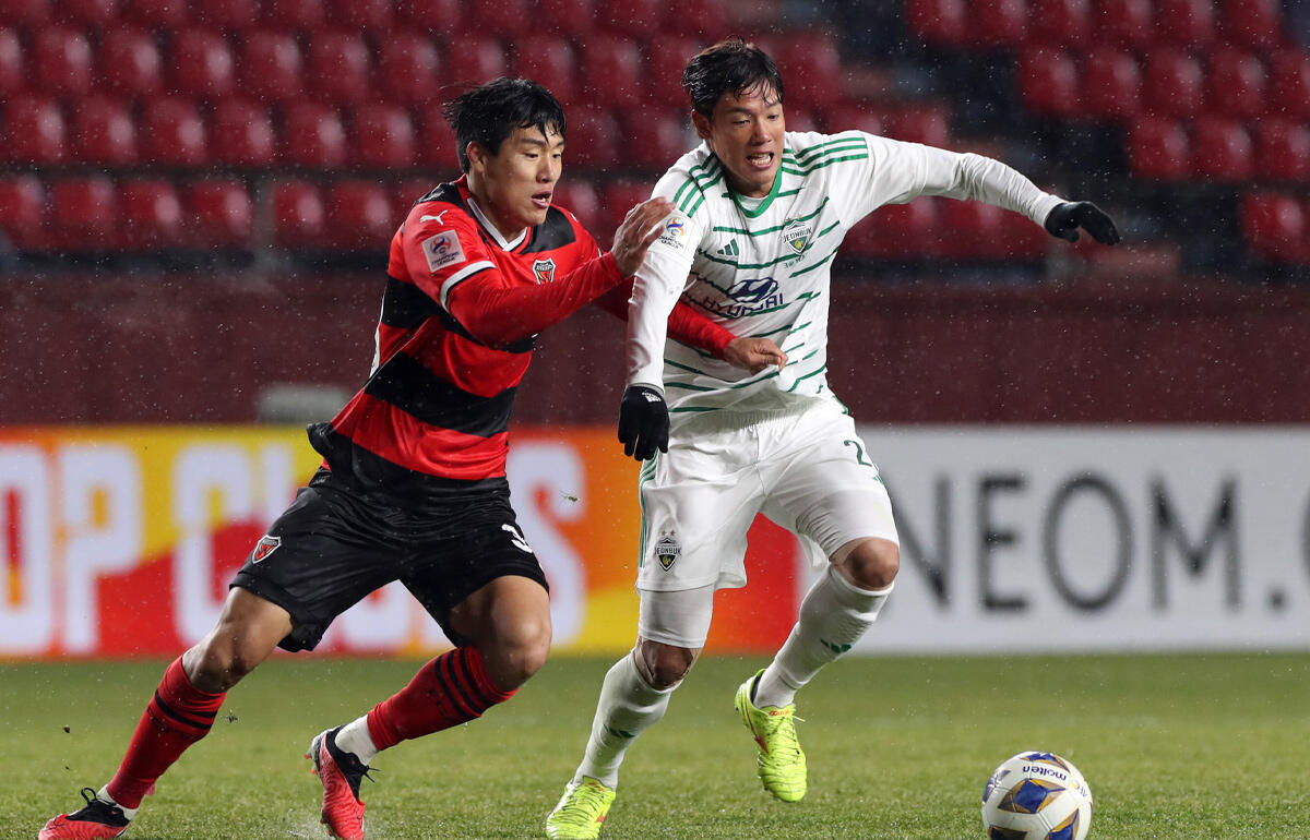 競り合う全北現代モーターズのホン・ジョンホ(右)と浦項スティーラーズのパク・チャンヨン(左)