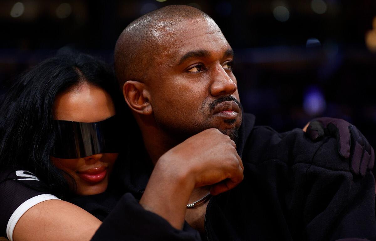 サッカー観戦時の姿が話題になったイェ(カニエ・ウェスト)