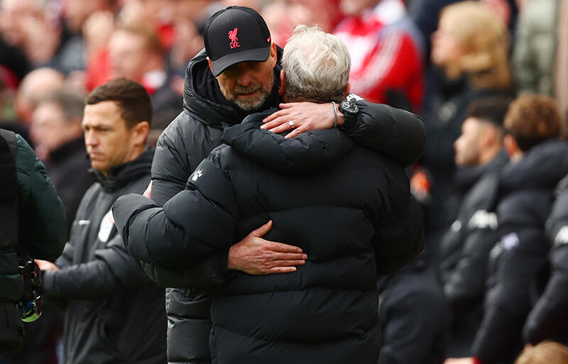 ロイ・ホジソン氏と抱擁を交わすユルゲン・クロップ監督