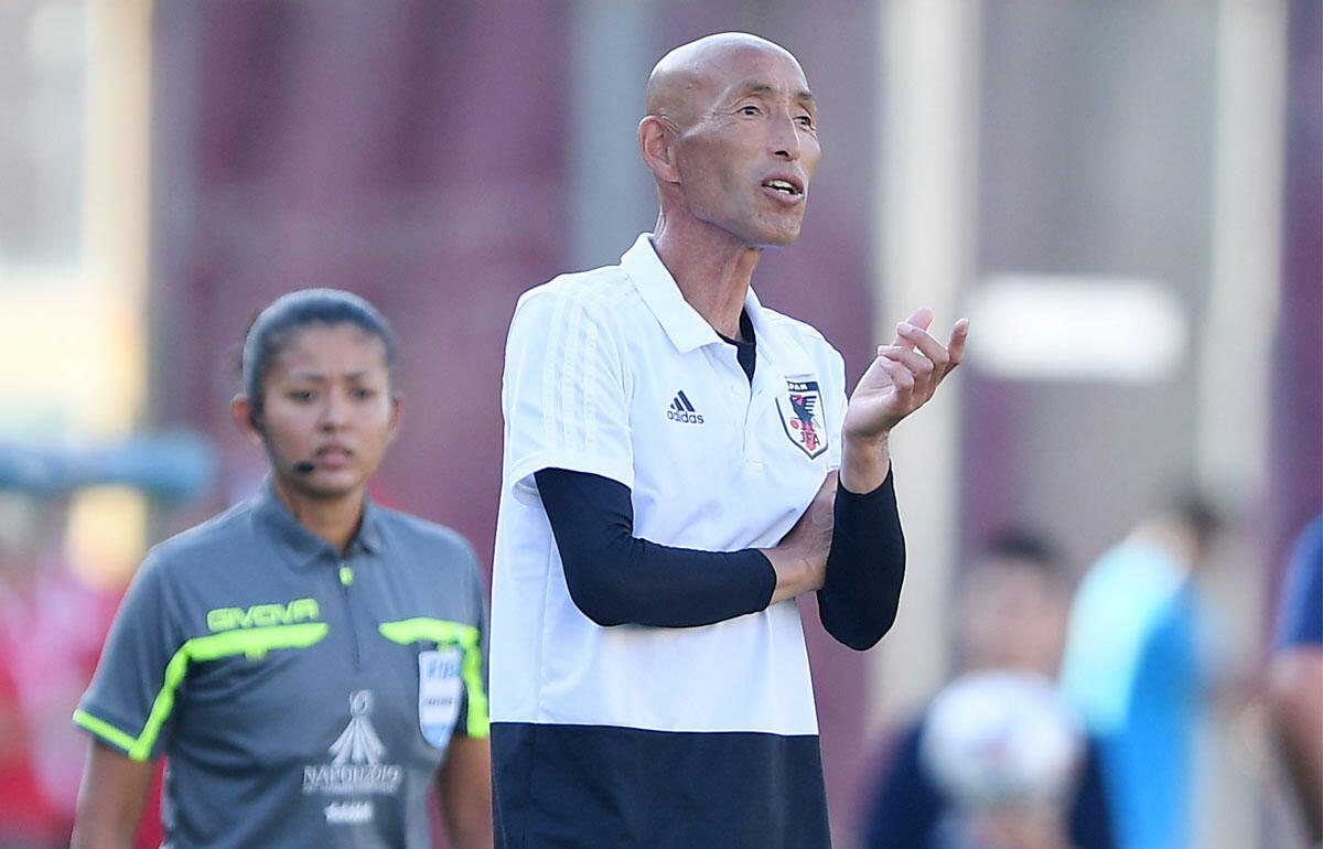 インドネシア女子代表を指揮する望月聡氏