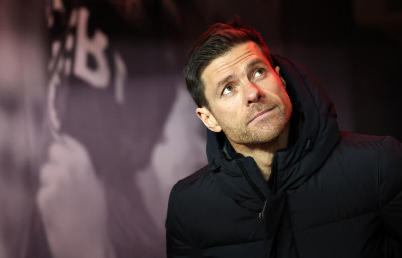 レバークーゼンを率いるシャビ・アロンソ監督。