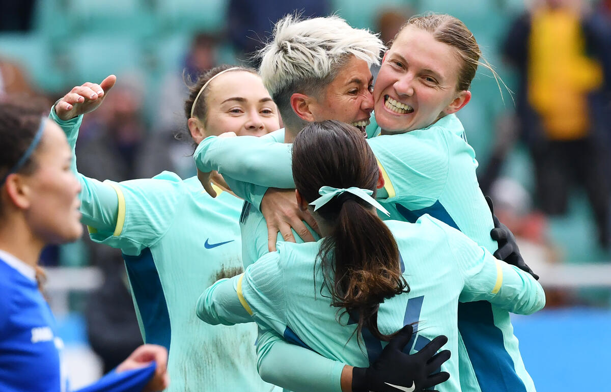 ゴールを決めたミシェル・ヘイマンを祝福するオーストラリア女子代表