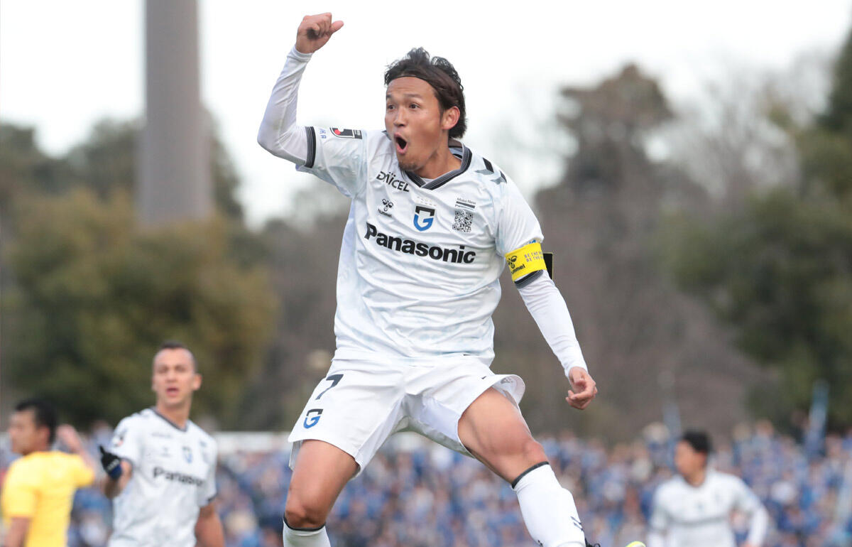 パーフェクトな直接FKを決めた宇佐美貴史