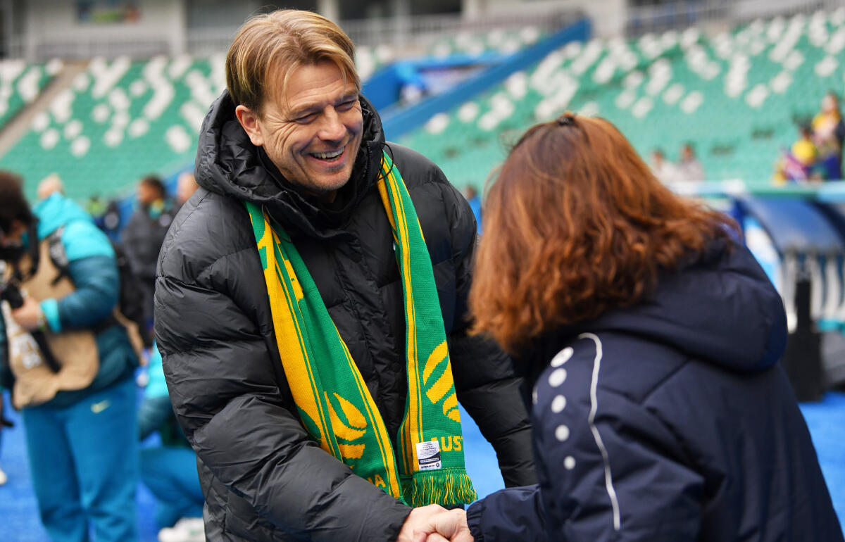試合後に握手を交わすオーストラリアのグスタフソン監督とウズベキスタンの本田美登里監督
