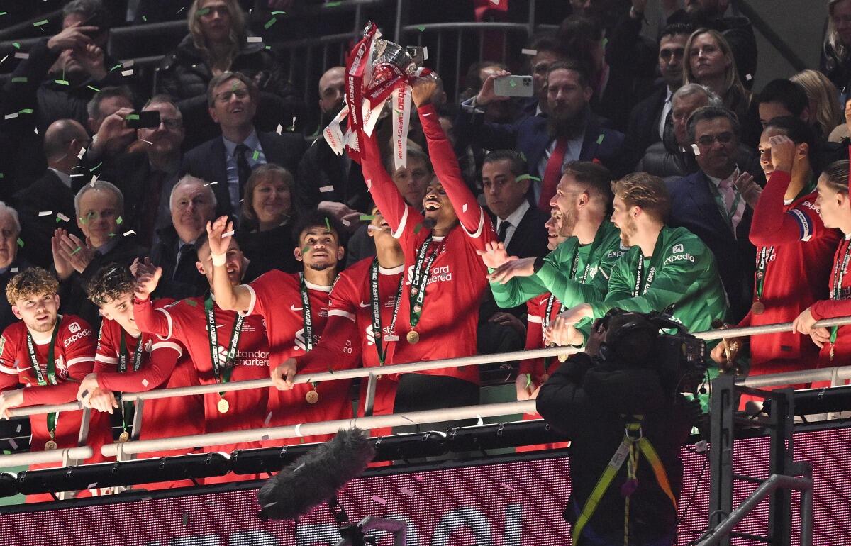 1人ずつトロフィーを掲げるリバプールの選手たち