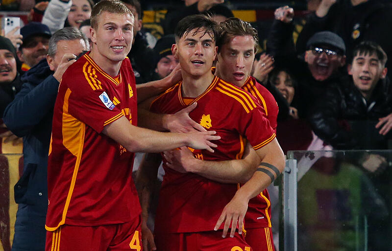 3ゴールを挙げ大活躍のFWパウロ・ディバラ(写真中央)