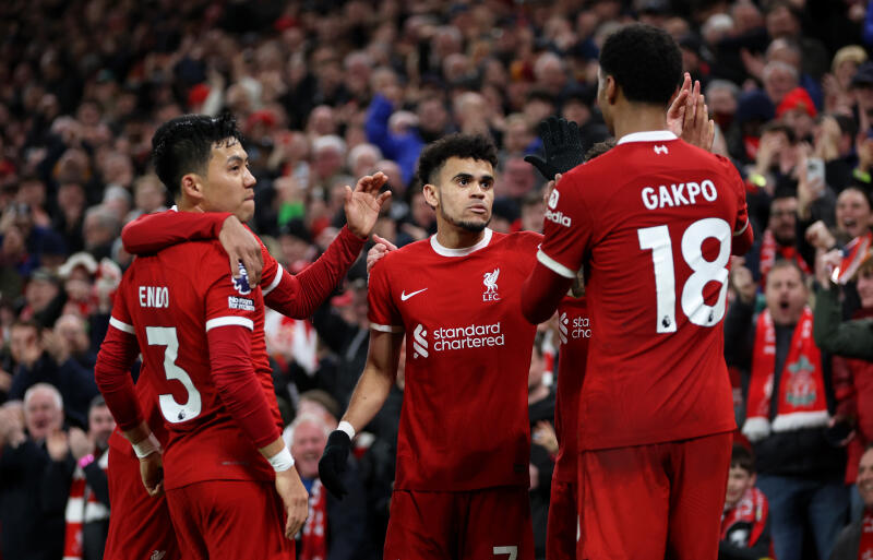 リバプールチームメイトと輪を作る遠藤航。