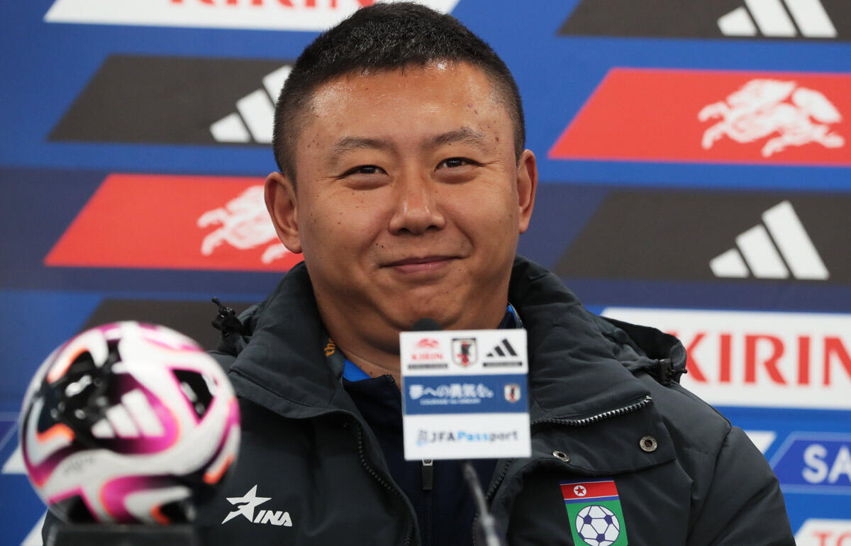 日本との対戦に意気込む北朝鮮女子代表のリ・ユイル監督