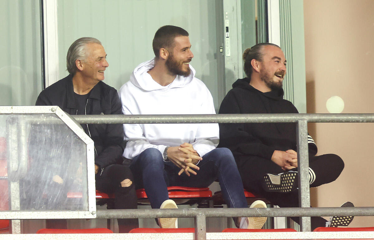 ユナイテッド退団後無所属が続くデ・ヘア(中央)