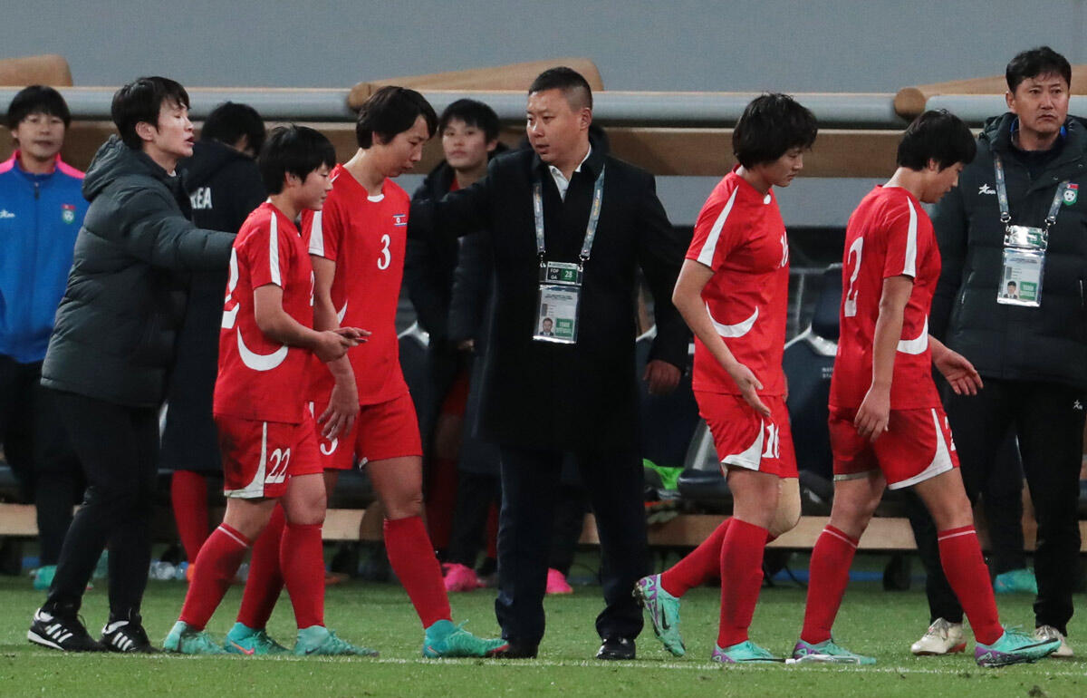 敗戦後の記者会見で涙で謝罪したリ・ユイル監督