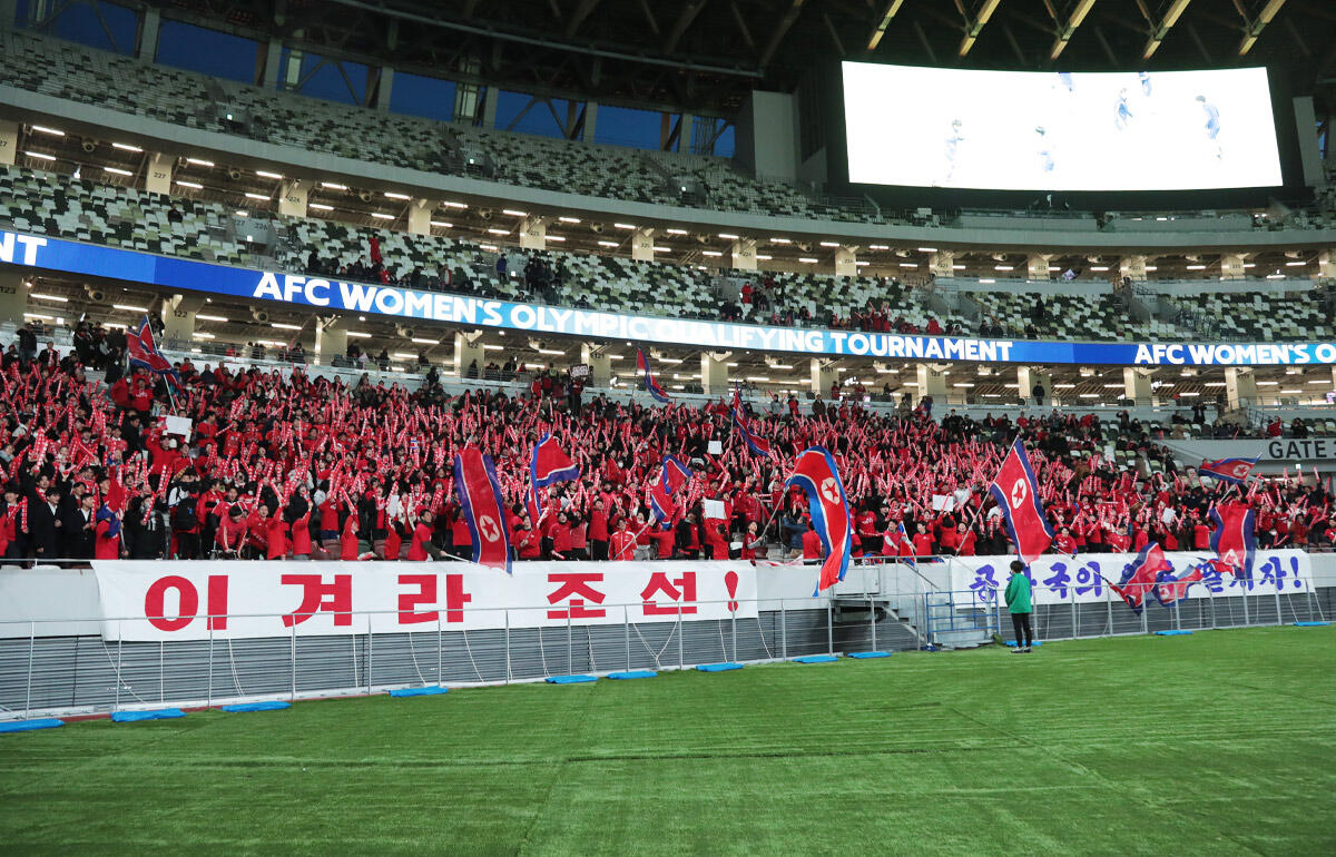 大観衆の北朝鮮サポーター