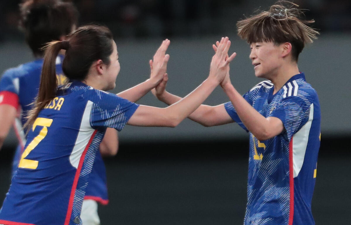 アシストした清水梨紗(左)と追加点を決めた藤野あおば(右)が手を合わせる