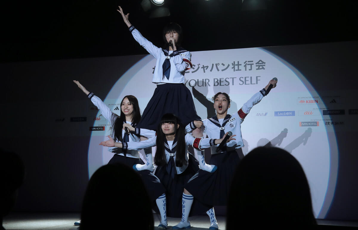 新しい学校のリーダーズのRINさん(右)