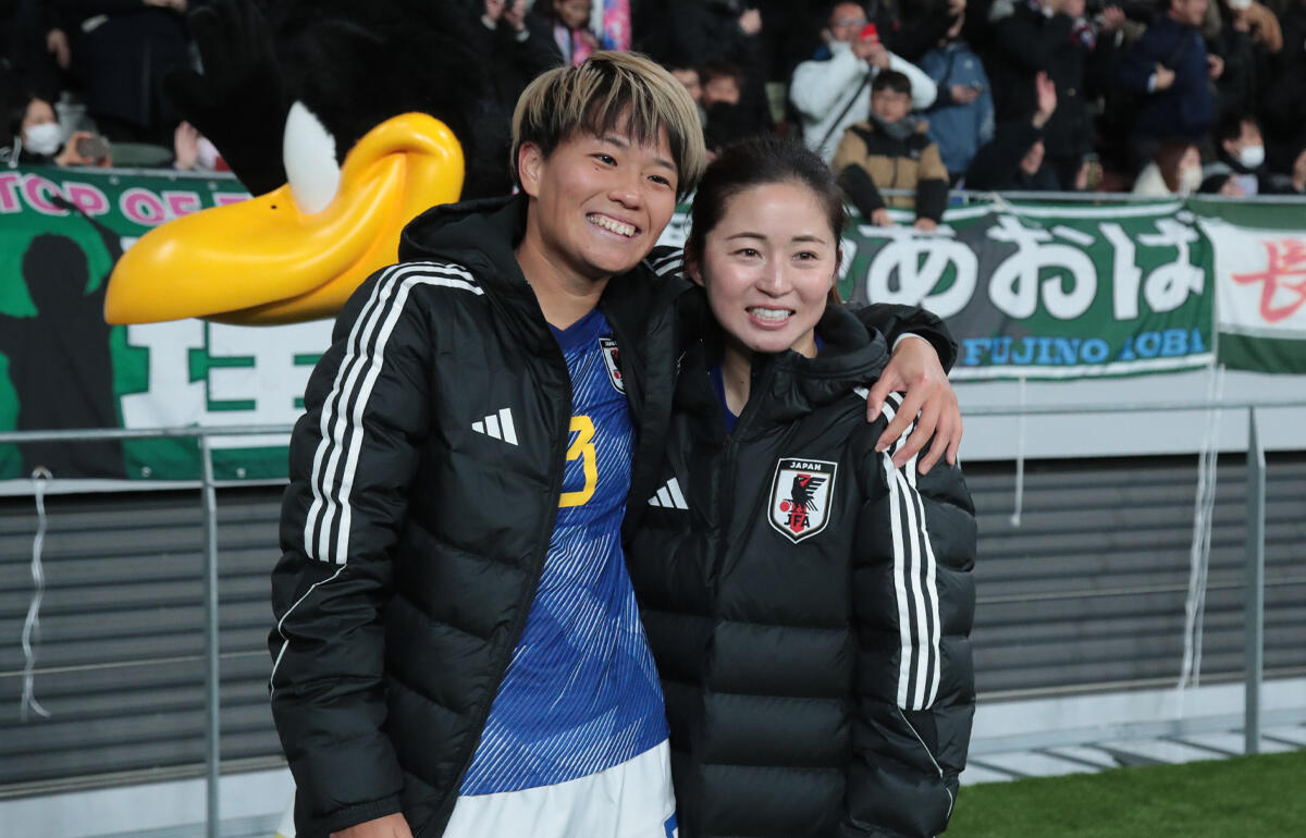 北朝鮮戦後に笑みを浮かべる南萌華(左)と清水梨紗(右)