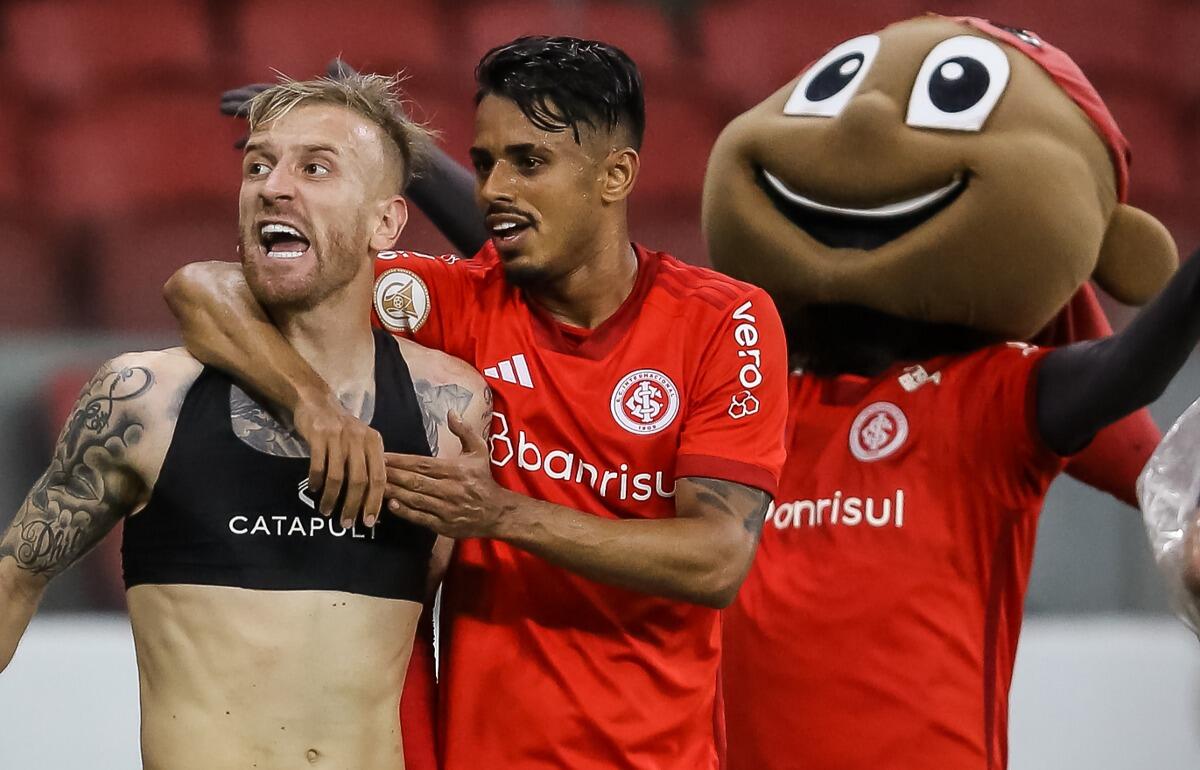 インテルナシオナウのマスコットであるサシ(右)