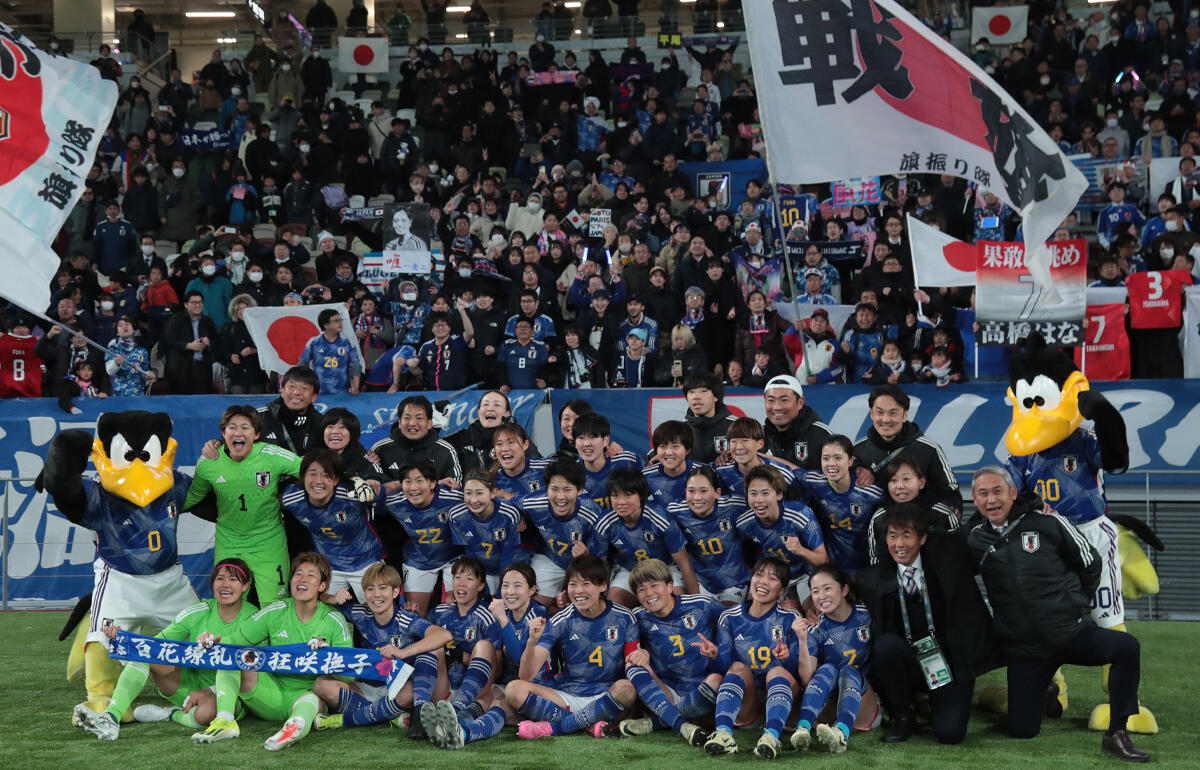 パリオリンピック出場を決め、サポーターと記念撮影をするなでしこジャパンの選手・スタッフ