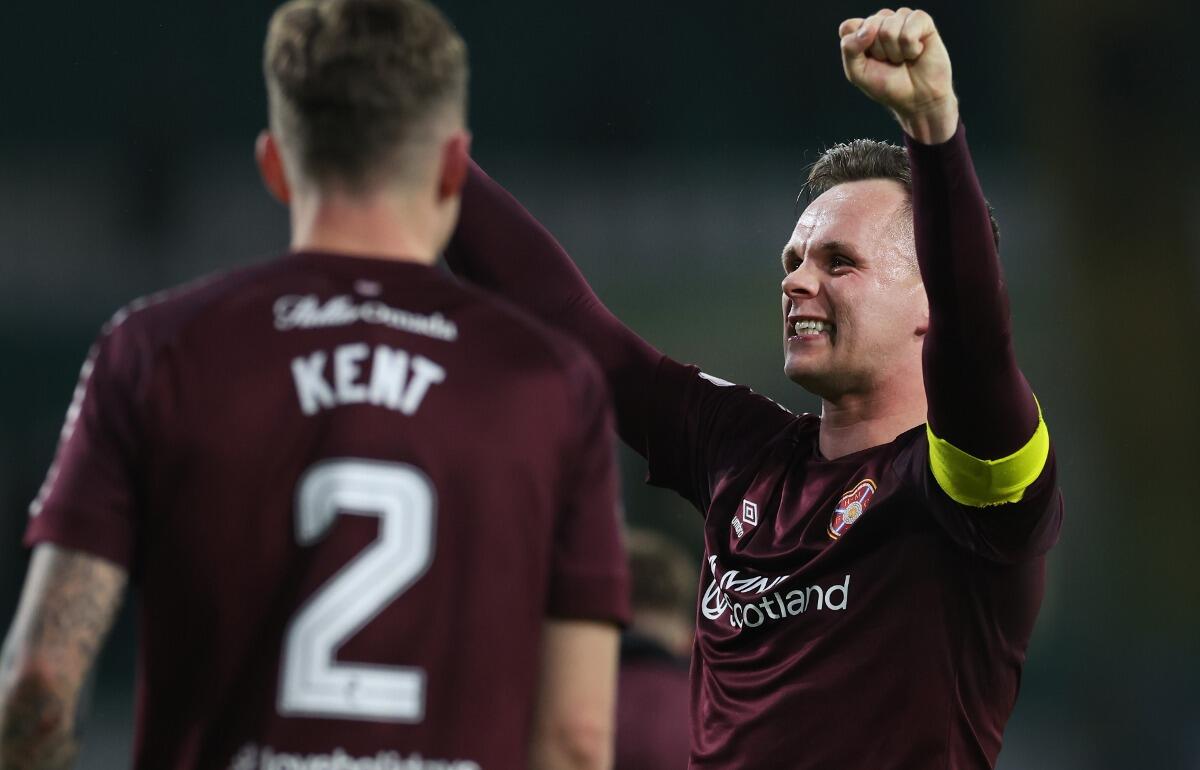 ハート・オブ・ミドロシアンのスコットランド代表FWローレンス・シャンクランド(右)