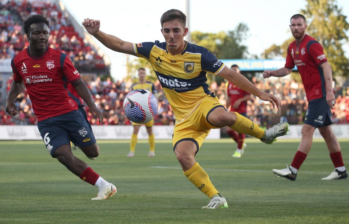 セントラルコースト・マリナーズのジョシュ・ニスベット(中央)