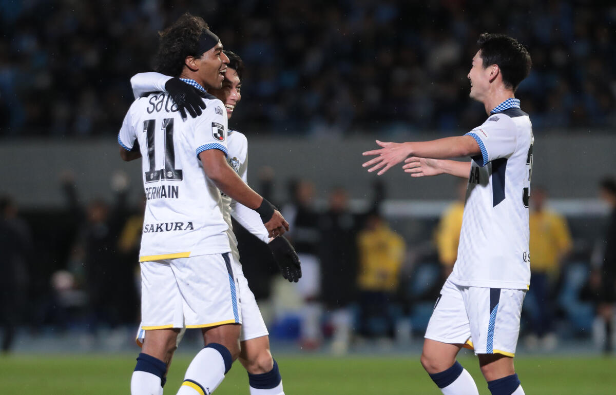 4得点で磐田を勝利に導いたジャーメイン良(左)