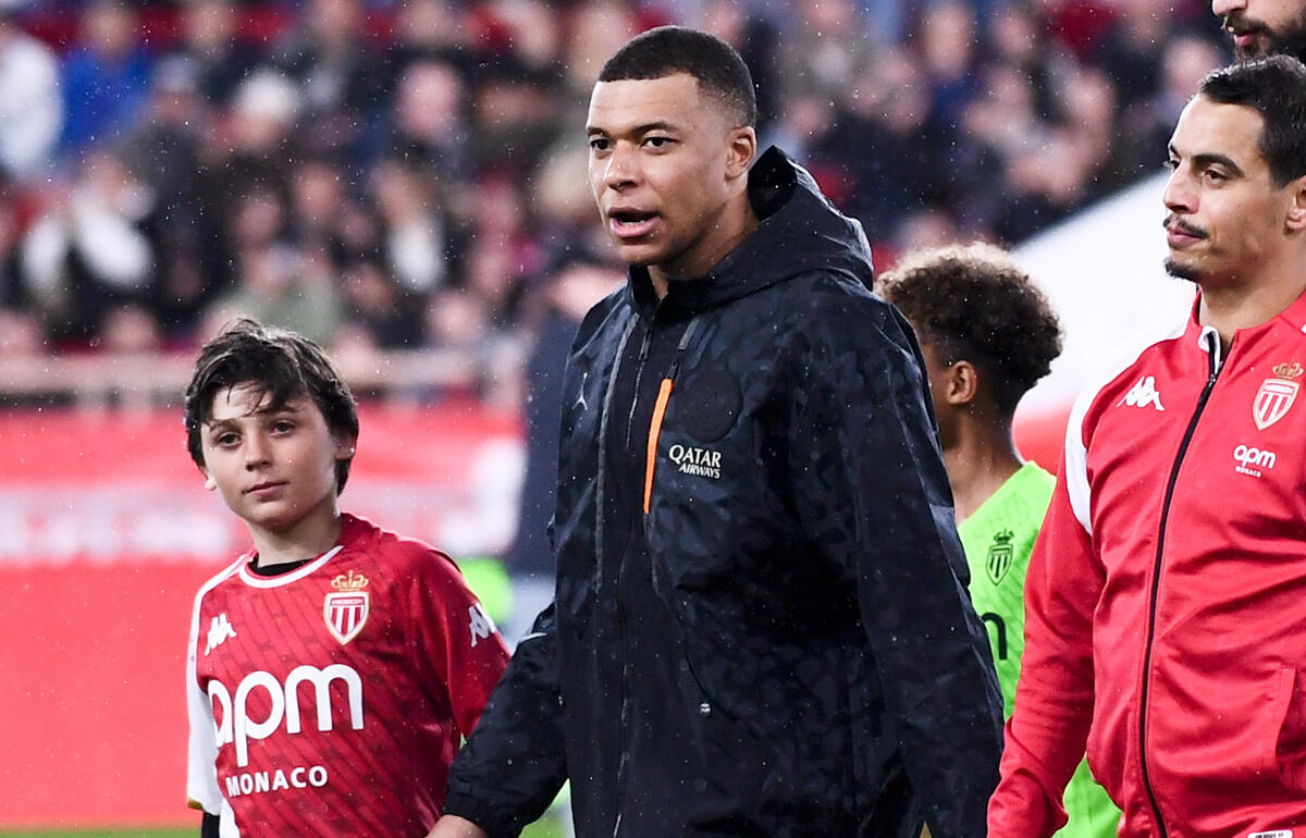 交代後はベンチ観戦したムバッペ