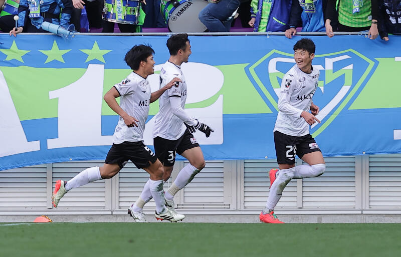 勝ち越しゴールを決め、喜ぶ湘南ベルマーレの鈴木章斗(右)。