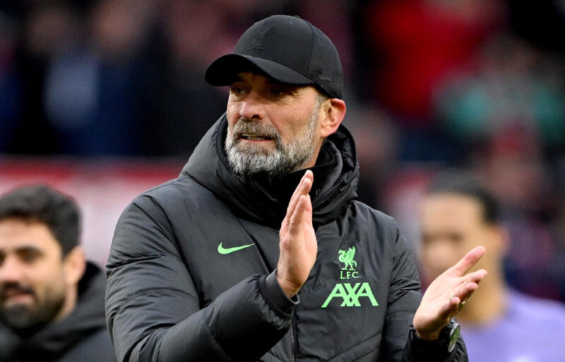 スタジアムのファンに拍手を送るリバプールのユルゲン・クロップ監督。