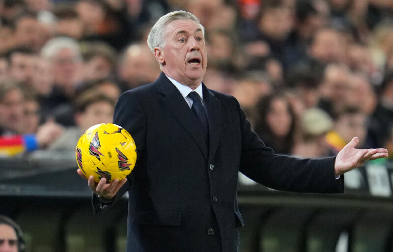 バレンシア戦で選手に声かけをするレアル・マドリーのカルロ・アンチェロッティ監督