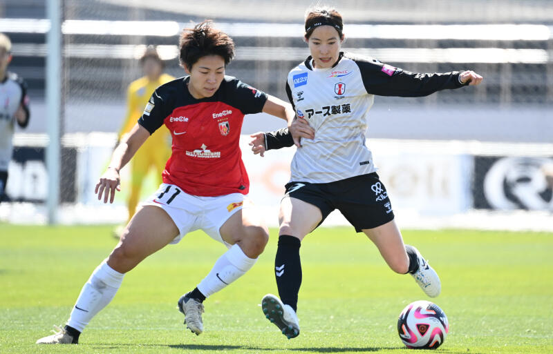 ボール際を争う清家貴子と北川ひかるのなでしこジャパン勢。