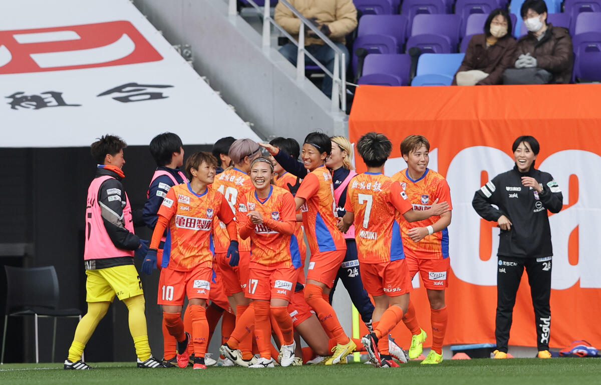 歓喜の輪を作るアルビレックス新潟レディースの選手たち