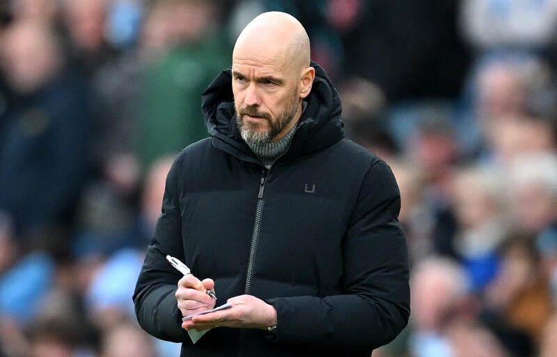 ピッチを見つけながらメモをとるユナイテッドのテン・ハグ監督。