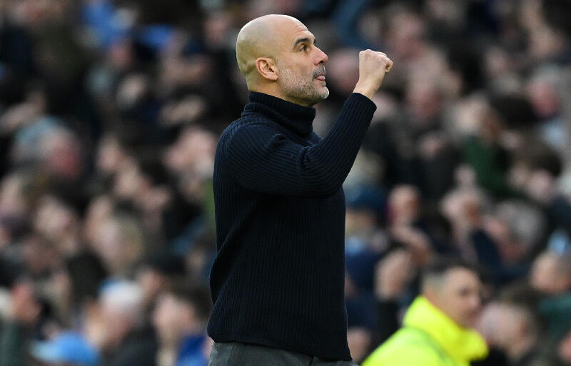 スタンドに向かって喜びを表現するシティのグアルディオラ監督。