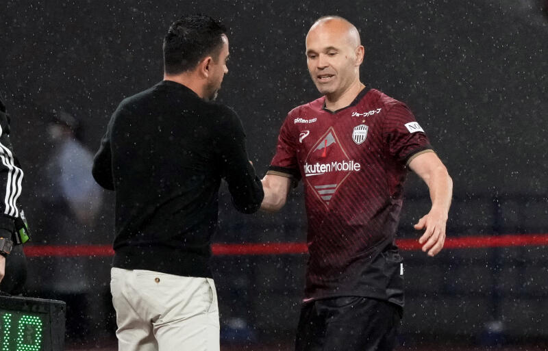 バルセロナは2023年夏にヴィッセル神戸と対戦。試合時にやりとりするチャビ監督とイニエスタ。