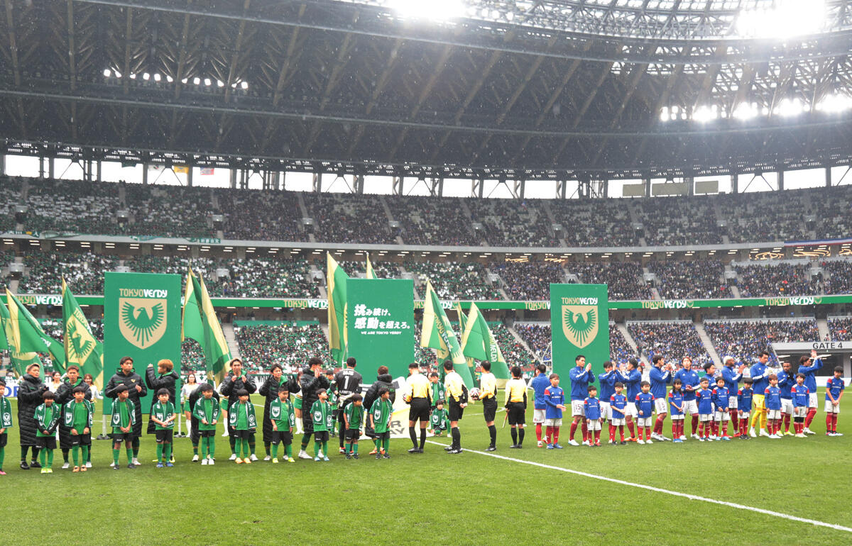 開幕戦の東京Vvs横浜FMは5万3000人を超える観客