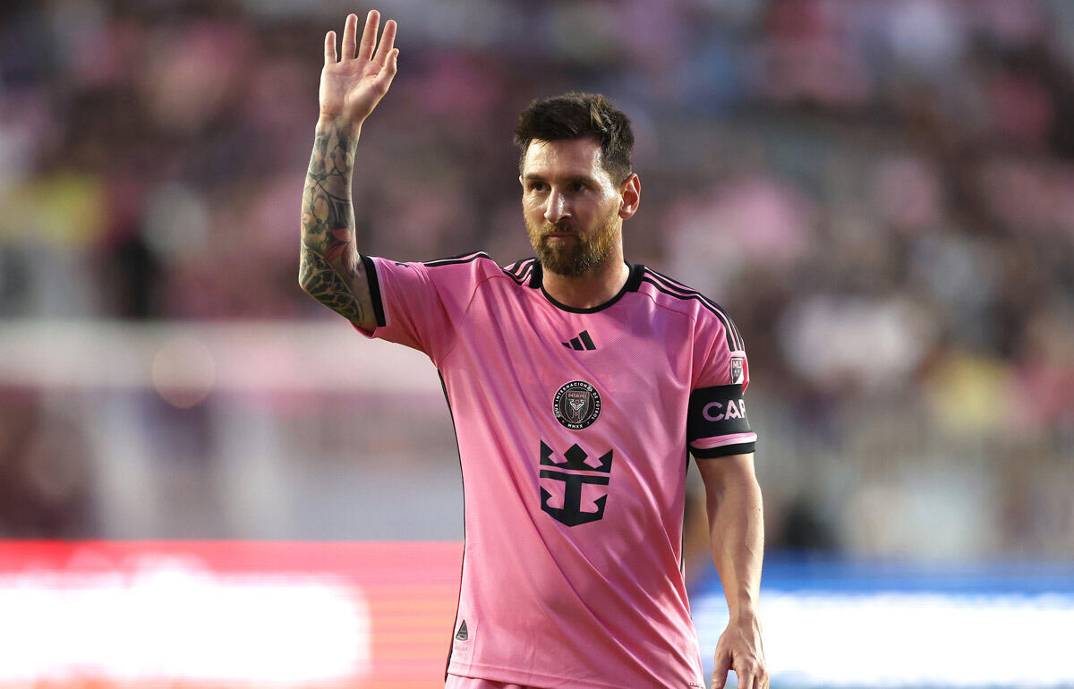 女の子にFKが直撃してしまったメッシ