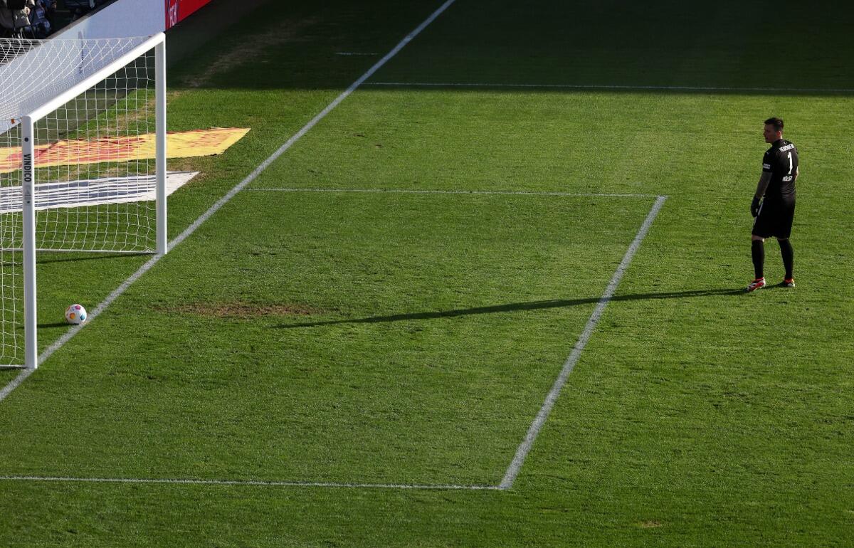 オウンゴールを見送るハイデンハイムのGKケビン・ミュラー