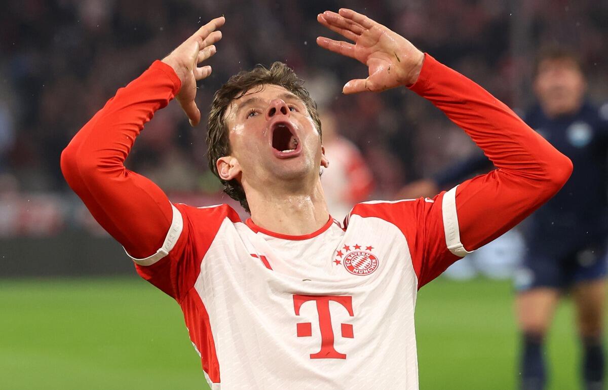 トーマス・ミュラーのパスが主審に当たってしまう