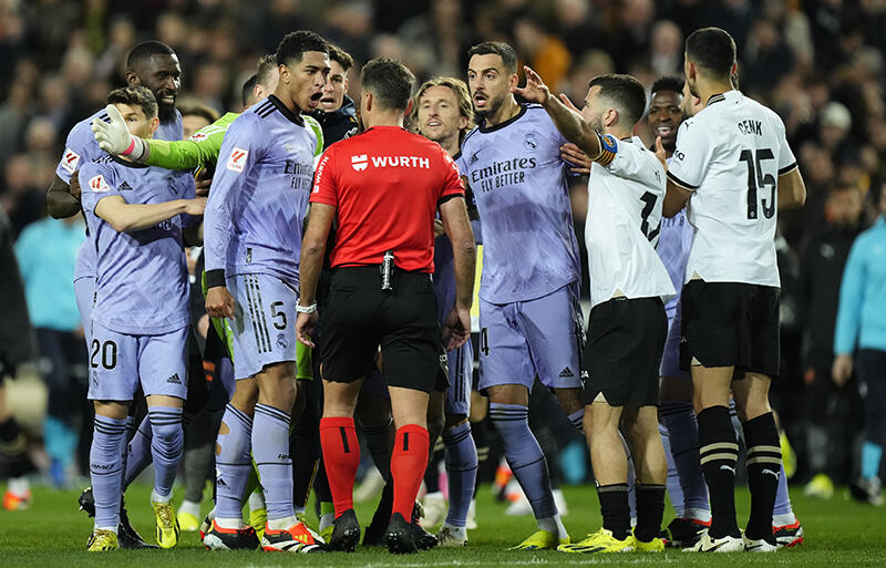 MFジュード・ベリンガムは物議醸す判定で退場に…