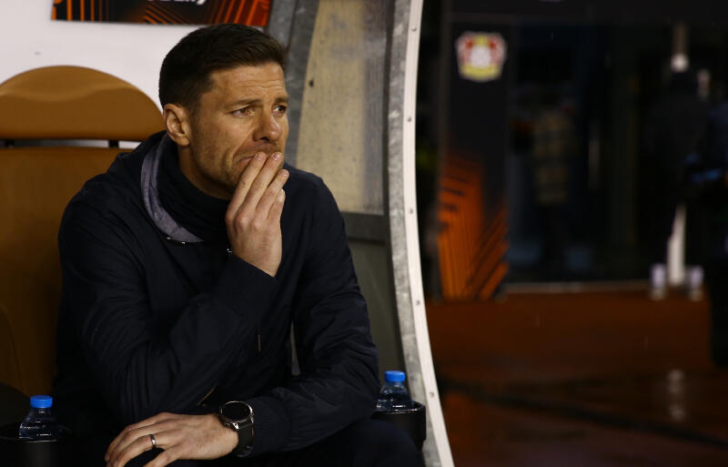 カラバフ戦で指揮を執るレバークーゼンのシャビ・アロンソ監督。