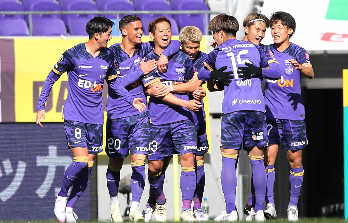 先制点の塩谷司を祝福するサンフレッチェ広島の選手たち